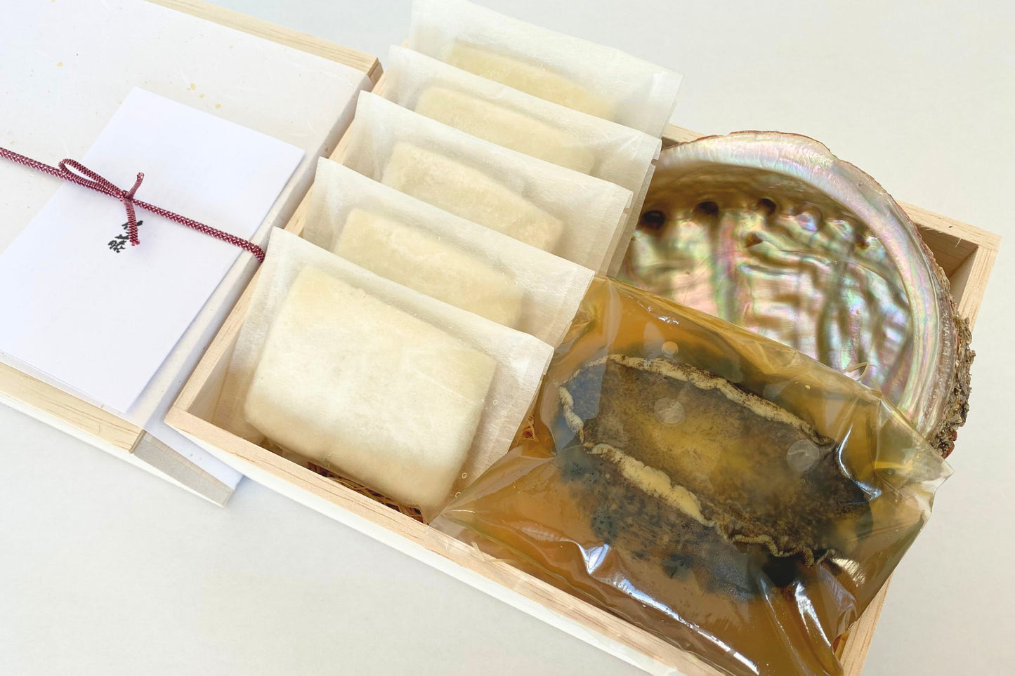 【秋のギフト対応可】天然鮑の柔らか蒸しとお料理佐藤からすみ餅5個