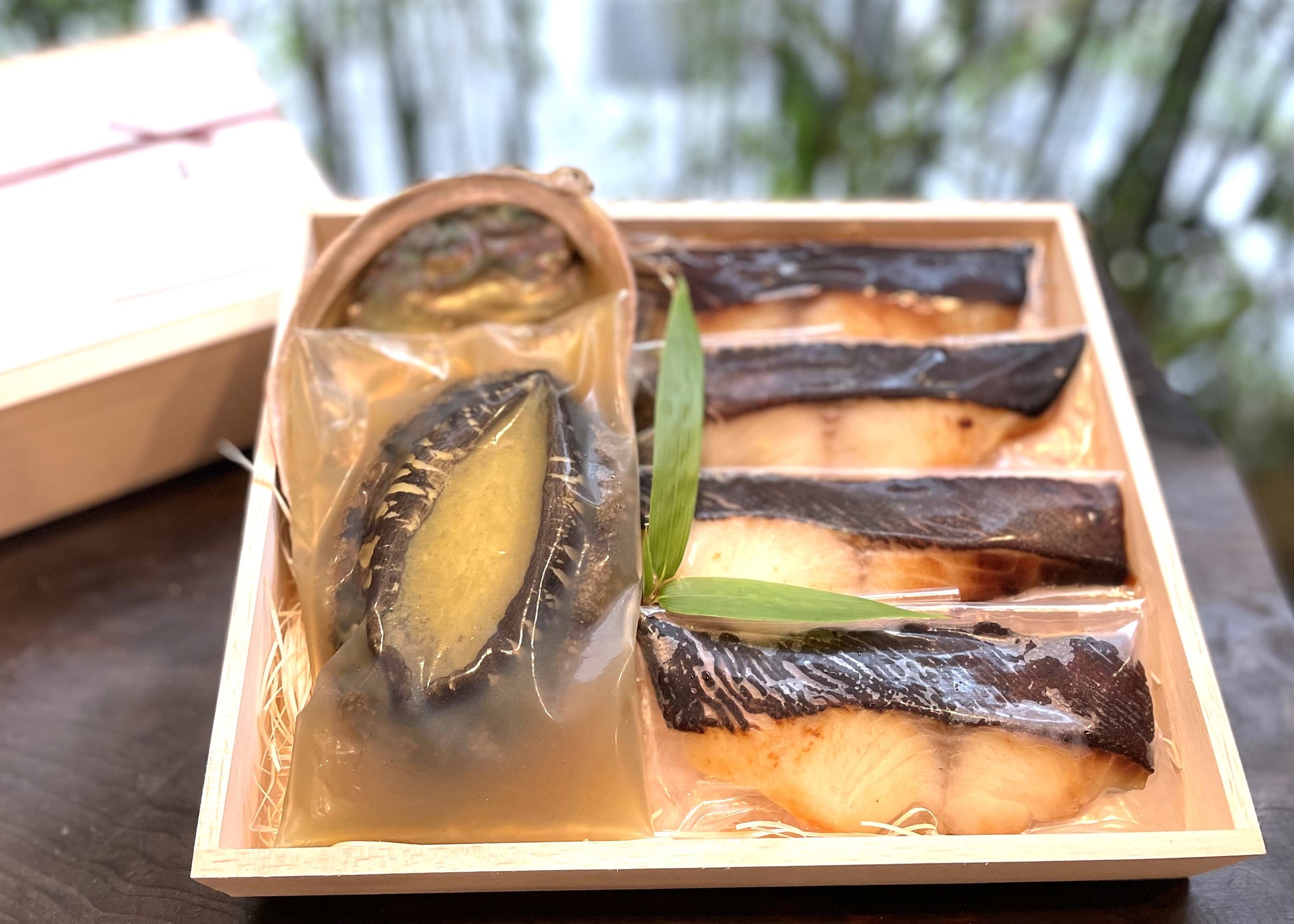 【秋のギフト対応可】天然鮑の柔らか蒸しと西京焼きの詰め合わせ | お料理 佐藤