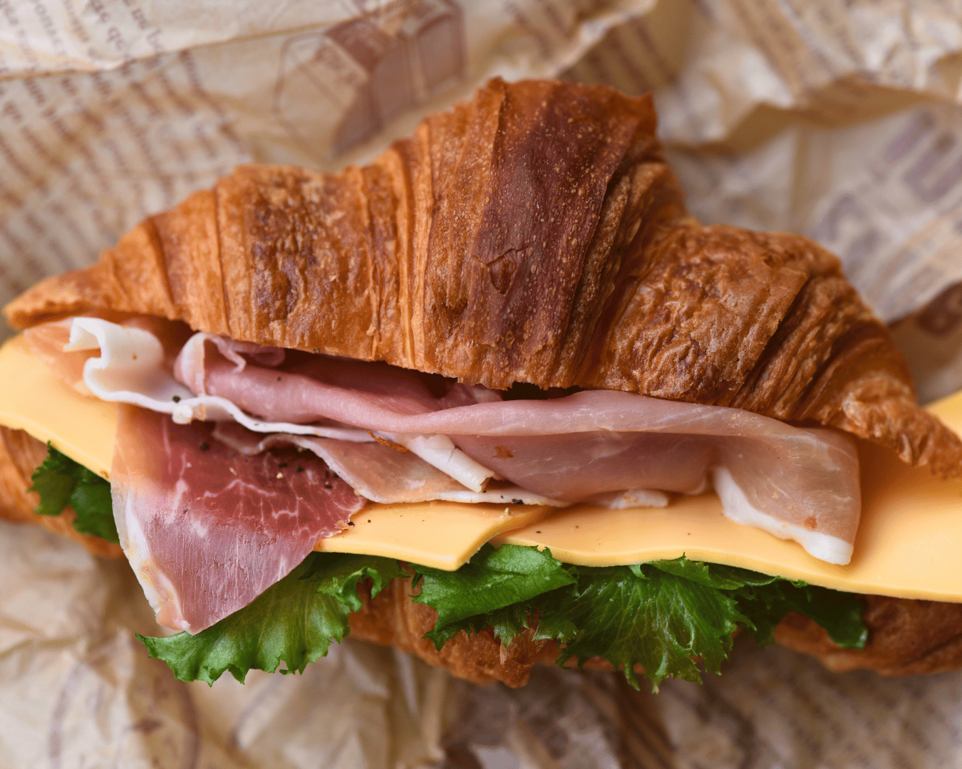 【店頭受取限定】サンドウィッチ｜生ハムとチェダーチーズのクロワッサンサンド | Boulangerie et Cafe MainMano（ブーランジェリー&カフェ マンマーノ）