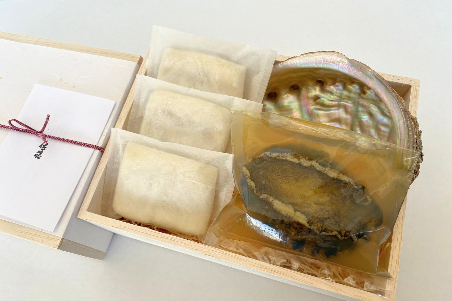 【秋のギフト対応可】天然鮑の柔らか蒸しとお料理佐藤からすみ餅3個