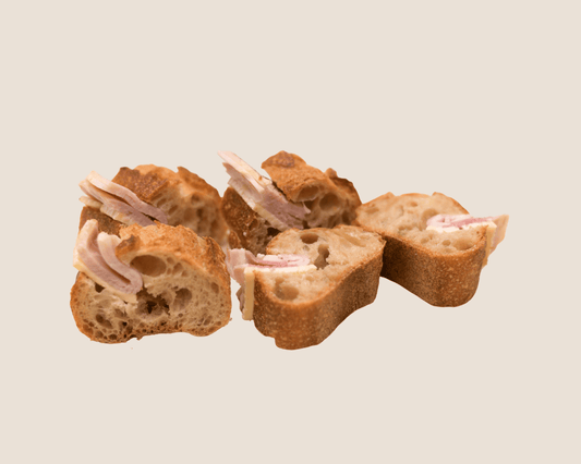 【店頭受取限定】サンドウィッチ｜ブリーチーズ＆カントリーローストのバゲットサンド | Boulangerie et Cafe MainMano（ブーランジェリー&カフェ マンマーノ）