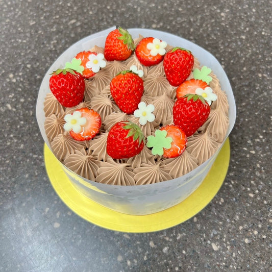 【定休日専用/店頭受取限定】いちごのチョコショートケーキ4号 | Shinfula（シンフラ）