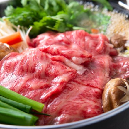 【国産】黒毛和牛すき焼き鍋セット（3人前） A5ランク和牛ロース使用 特製割り下付き 新鮮野菜セット 贈答用風呂敷包み | 日本料理　湯木