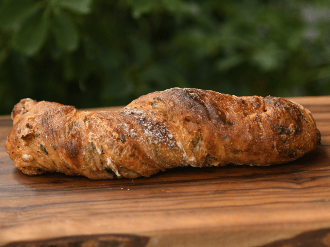 【店頭受取限定】7.8月新作｜ほうれん草、ベーコン、トマトのハードスティック | Boulangerie et Cafe MainMano（ブーランジェリー&カフェ マンマーノ）