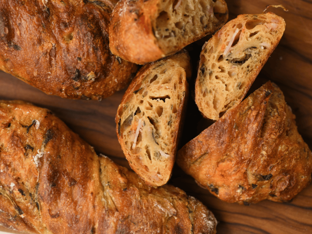 【店頭受取限定】7.8月新作｜ほうれん草、ベーコン、トマトのハードスティック | Boulangerie et Cafe MainMano（ブーランジェリー&カフェ マンマーノ）