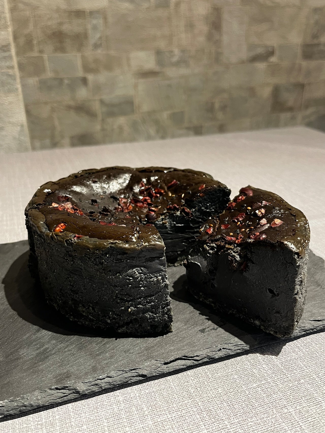 【送料込み※一部地域を除く】【名古屋プレミアム】黒の衝撃。竹炭＆黒ゴマバスクチーズケーキ12cm | Trattoria RONDONE
