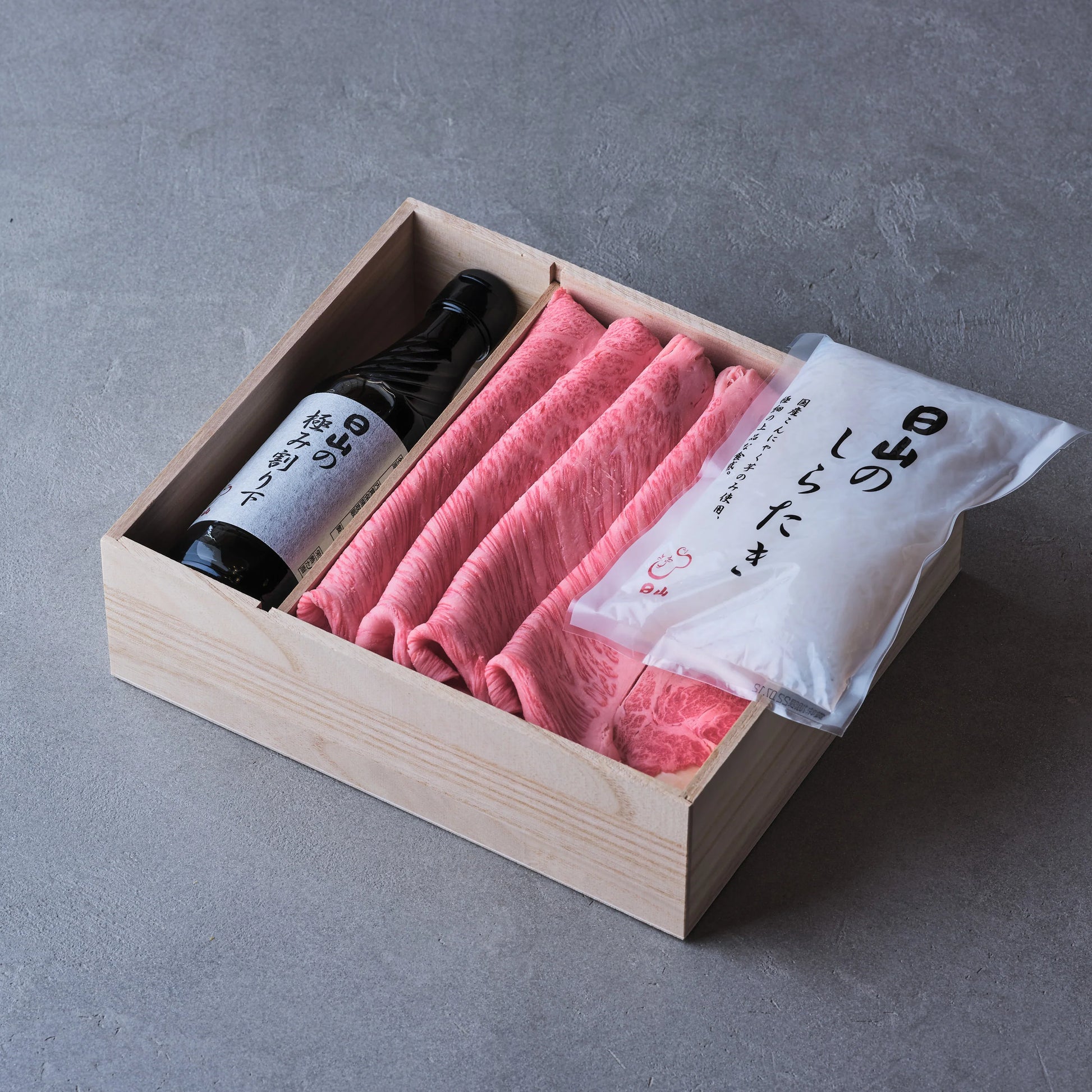 すき焼用：国産黒毛和牛（肩ロース）極み割り下、しらたき付き【折詰】450g | 精肉 日山