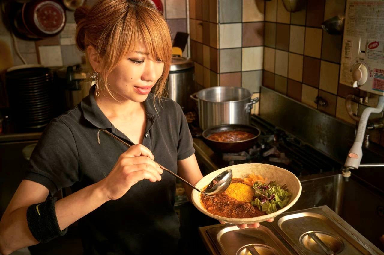 ＜2026年4月以降の発送＞【SPICY CURRY 魯珈】魯珈を代表する一品「チキンカレー」 4食入り（冷凍） | SPICY CURRY 魯珈（スパイシーカレーロカ）