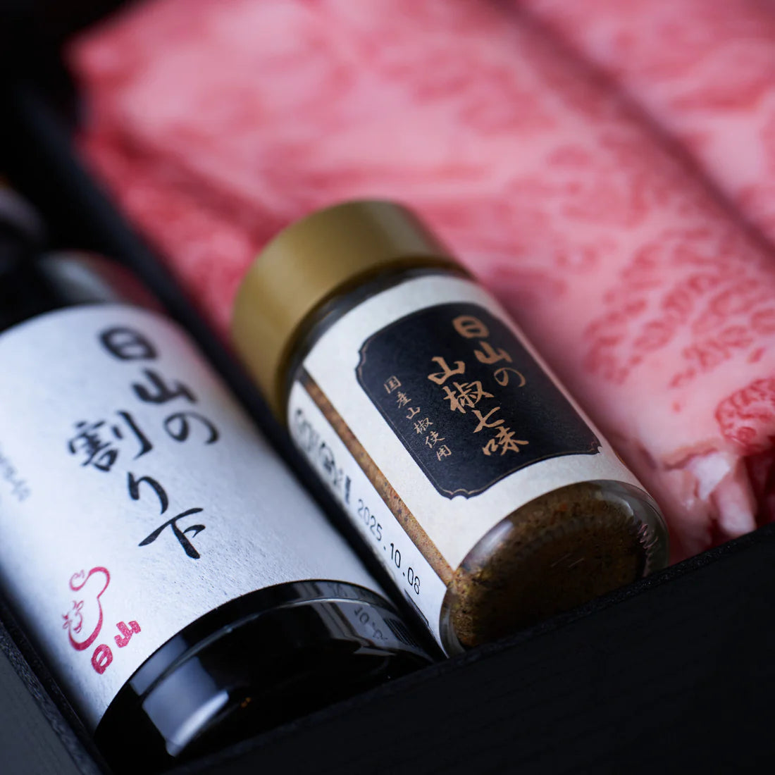 すき焼用：国産黒毛和牛（肩ロース）日山の割り下、山椒七味付き【折詰】600g | 精肉 日山