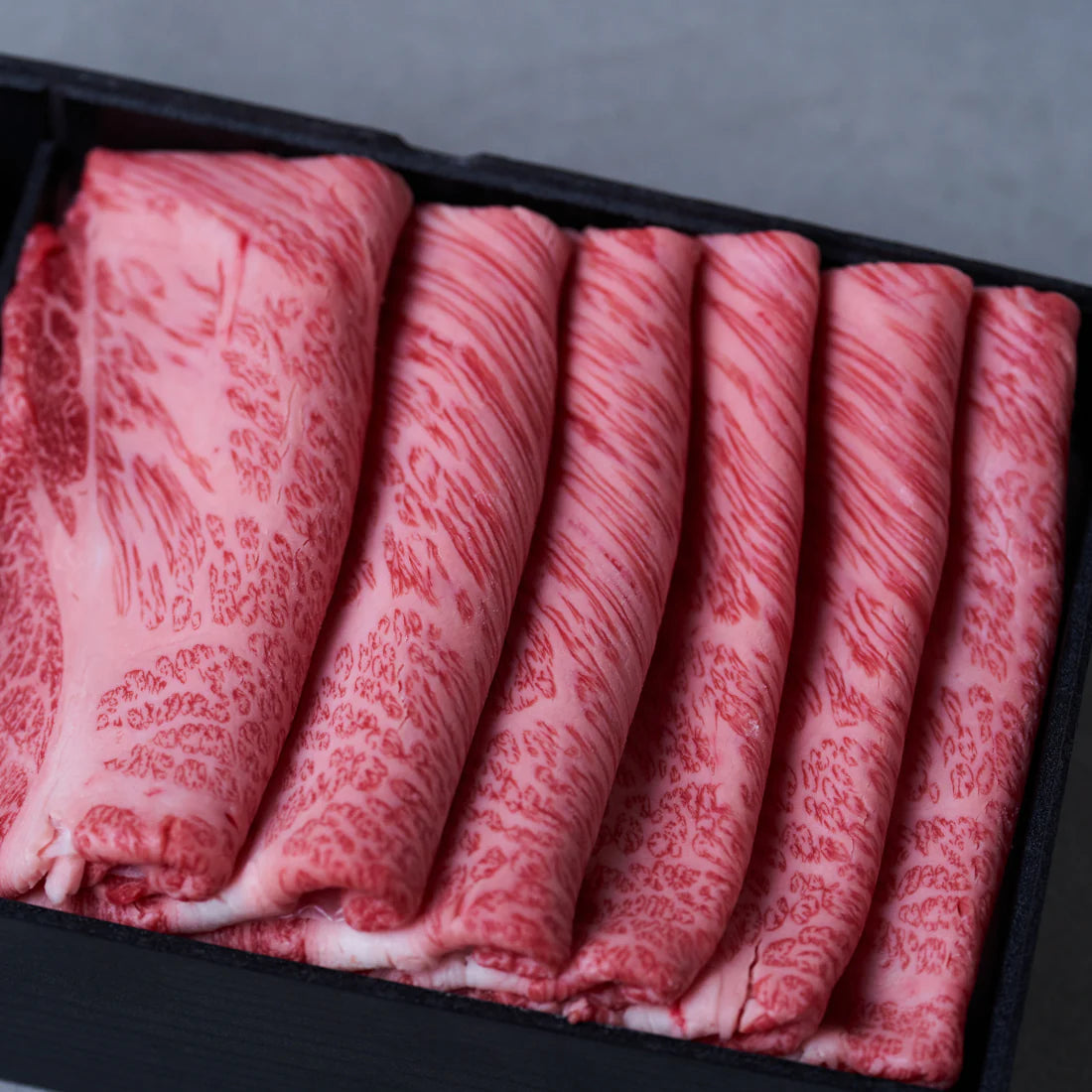 すき焼用：国産黒毛和牛（肩ロース）日山の割り下、山椒七味付き【折詰】600g | 精肉 日山