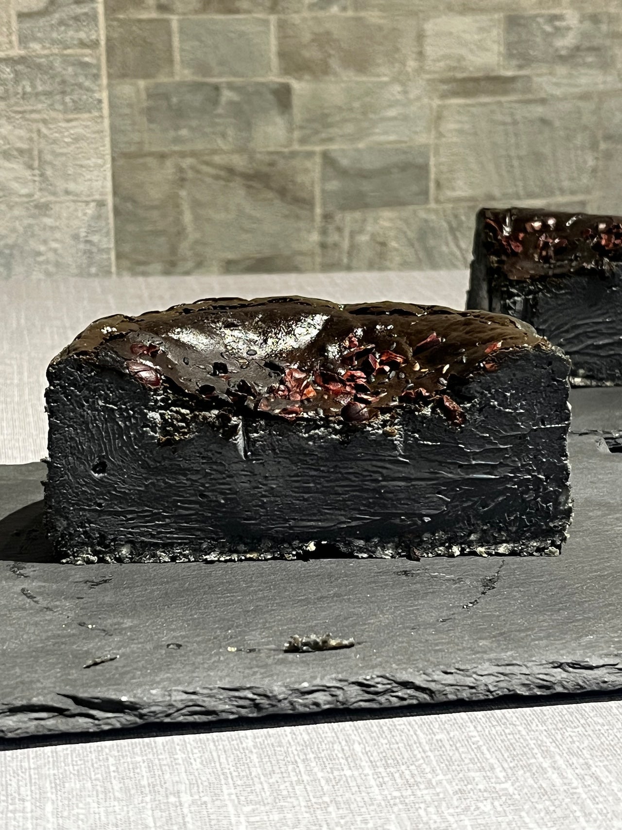 【送料込み※一部地域を除く】【名古屋プレミアム】黒の衝撃。竹炭＆黒ゴマバスクチーズケーキ12cm | Trattoria RONDONE