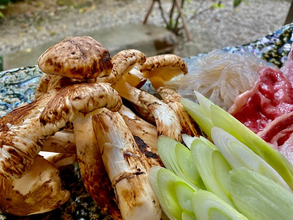 信州産松茸と信州プレミアム牛肉の極上すき焼き 2~3人前（冷蔵）